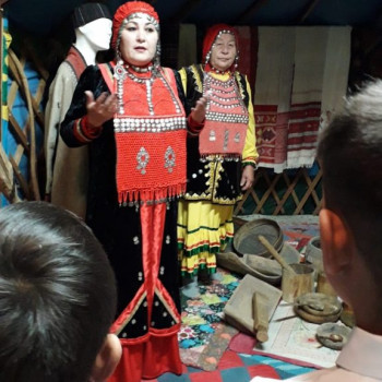 В краеведческом музее г.Баймак совместно с народным клубом “Хазина” проходил этно-урок “Национальный костюм – кладезь народного творчества”